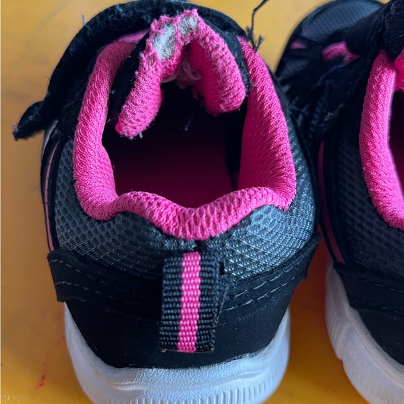 Pink black size 7 toddler Danskin brand, stretch no tie lace w/ Velcro strap - Picture 6 of 9